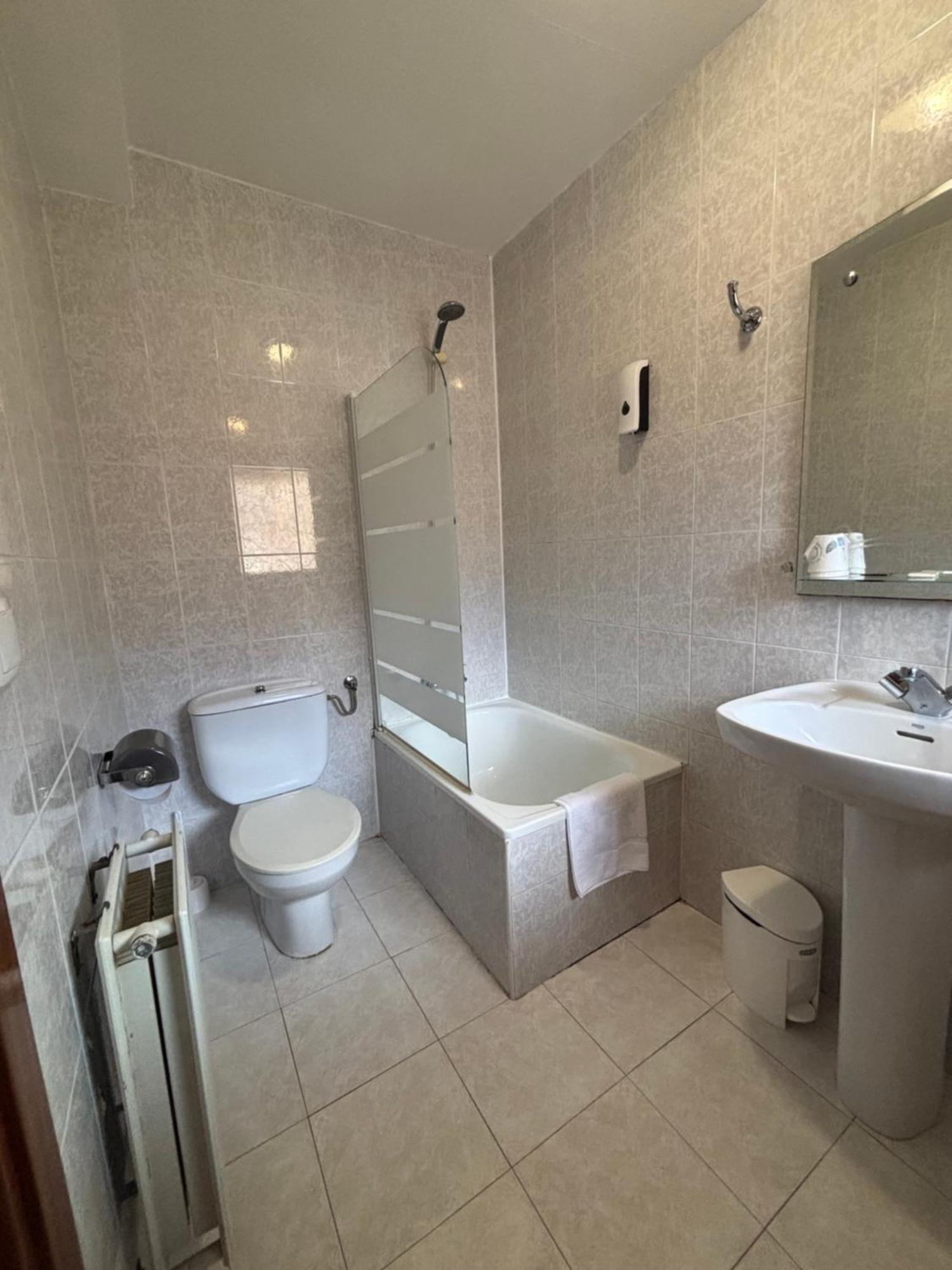 Hostal Legaz Funes Exteriör bild